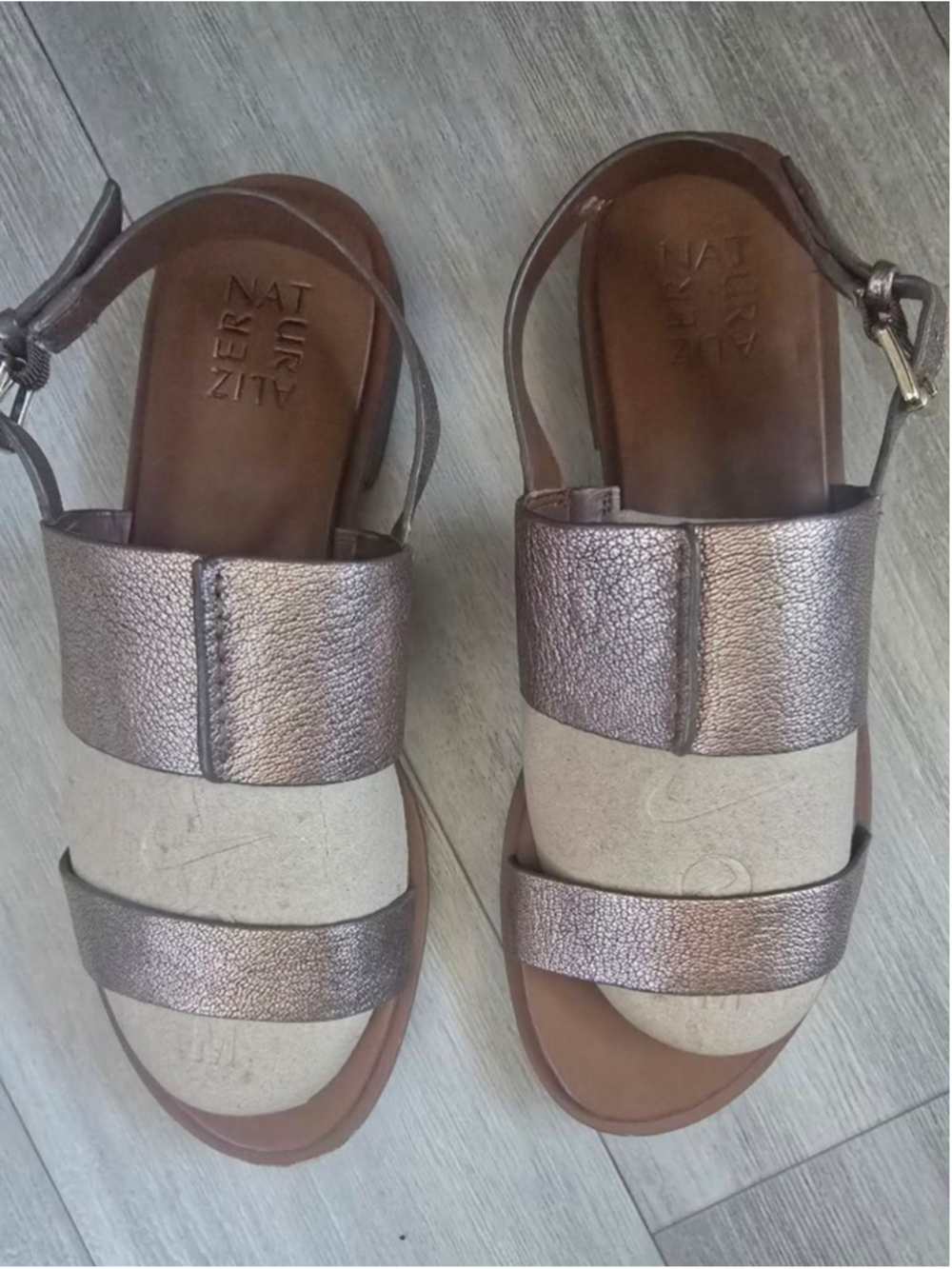 Women's Naturalizer Bronze Metallic Sandals Size 9 - Picture 2 of 7